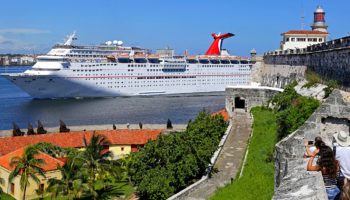 Die Carnival Paradise beim Einlaufen in Havanna © Carnival Cruise Line