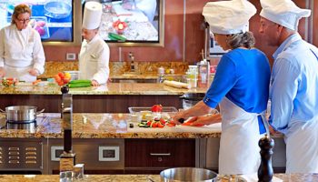 Neue Kochkurse bei Oceania Cruises schulen das kulinarische Geschick © Oceania Cruises