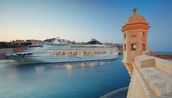 Auch die Oceana steuert kleinere Häfen an © P&O Cruises