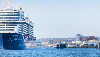 Neue Mein Schiff 1 läuft in Kiel ein © TUI Cruises