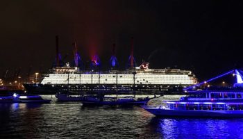 Etliche Schaulustige und Fahrgastschiffe waren auf der Elbe unterwegs und begleiteten die Schiffstaufe © Melanie Kiel