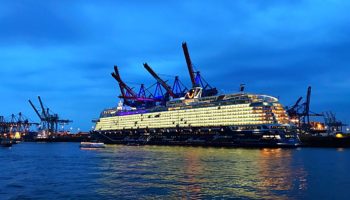 Die neue Mein Schiff 1 am HHLA Container Terminal Burchardkai in Hamburg © Melanie Kiel