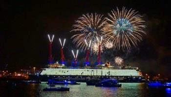 Auch die Containerbrücken warenTeil des Lichtshow und des Feuerwerks © Melanie Kiel