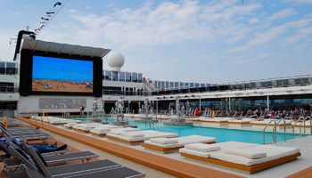 Gäste der MSC Meraviglia können an diversen Pools entspannen, darunter am großen Hauptpool © Melanie Kiel