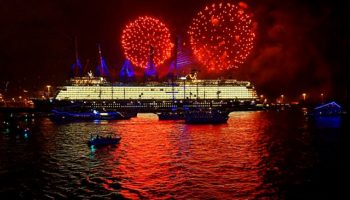 Ein tolles Spektakel - Feuerwerk zur Taufe der neuen Mein Schiff 1 © Melanie Kiel