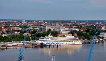 Zum Start der Kieler Woche hat die AIDAaura als erstes Schiff der AIDA-Flotte am Ostseekai festgemacht © AIDA Cruises