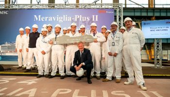 Executive Chairman Pierfrancesco Vago und die Mitarbeiter von STX France feiern den Stahlschnitt der MSC Virtuosa © Ivan Sarfatti / MSC Cruises