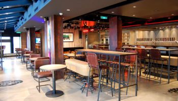 Mehr als 50 Flaschenbiere und 24 gezapfte Biere vom Fass gibt's im The District Brew House auf Deck 8 © Melanie Kiel