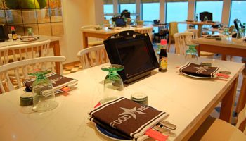 Gutes Essen mit Gerichten aus aller Welt, dazu Blick aufs Meer erwartet Gäste im Food Republic auf Deck 8. Gerichte werden am Tablet-PC ausgewählt und bestellt © Melanie Kiel