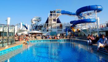 Der Pool auf dem Sonnendeck. Im Hintergrund sind die Rutschen im Aqua Park zu sehen © Melanie Kiel