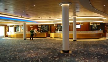 Offen und weitläufig ist das Foyer samt Rezeption der Norwegian Bliss © Melanie Kiel