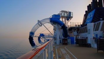 Rutschen hoch über dem Meer: Nervenkitzel ist auf der Tandem-Wasserrutsche Aqua Racer garantiert. Ein Teilstück ragt über die Bordwand hinaus © Melanie Kiel