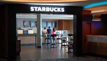 Neuerung auf der Norwegian Bliss ist das Starbucks Café. Vom Chai Latte bis zum Caramel Macchiato ist hier alles an Starbucksspezialitäten zu haben © Melanie Kiel