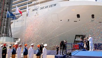 Familie Aponte und Kapitän Pier Paolo Scala bei der Übergabe der MSC Seaview © MSC Cruises