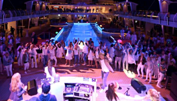 Endless Entertainment auf dem Pooldeck der Mein Schiff 5 ©Tom Kohler