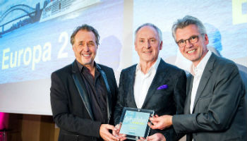 Die Herausgeber des Kreuzfahrt Guides Uwe Bahn (links) und Dr. Johannes Bohmann (rechts) zusammen mit Karl J. Pojer, Vorsitzender der Geschäftsführung von Hapag-Lloyd Cruises (Mitte) ©Kreuzfahrt Guide Udo Geisler