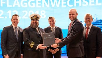 AIDA übernimmt AIDAnova. v.l.n.r. Felix Eichhorn, President AIDA Cruises, Kapitän Boris Becker, Michael Thamm, CEO Costa Group & Carnival Asia, Bernard Meyer und Tim Meyer, Geschäftsführer der Meyer Werft © AIDA Cruises