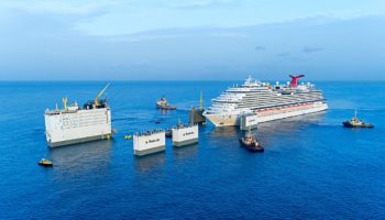 Das schwimmende Trockendock hat vor wenigen Tagen die Carnival Vista huckepack genommen © Carnival Cruise Line