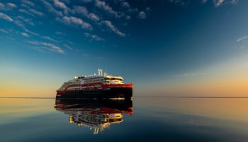 MS Roald Amundsen durchquert als erstes Hybrid-Expeditionsschiff die legendäre Nordwestpassage © Karsten Bidstrup / Hurtigruten