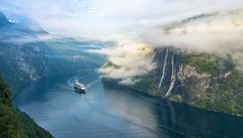 Mein Schiff von TUI Cruises im Geiranger Fjord © Fabio Kohler