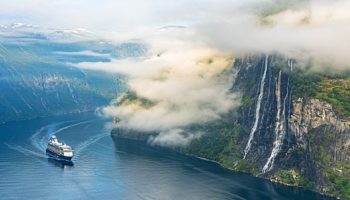 Mein Schiff von TUI Cruises im Geiranger Fjord © Fabio Kohler