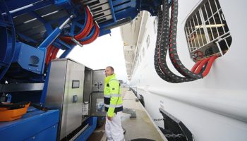 Projektleiter Landstromanlagen Marco Torkler vor der Aidaprima Foto: AIDACruises