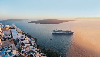 Norwegian Jade vor Santorini © Norwegian Cruise Line