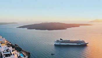 Norwegian Jade vor Santorini © Norwegian Cruise Line